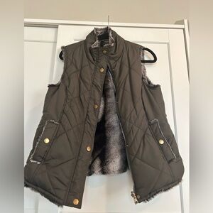 Puffy vest in olive green with faux fur inside and pockets size SMALL